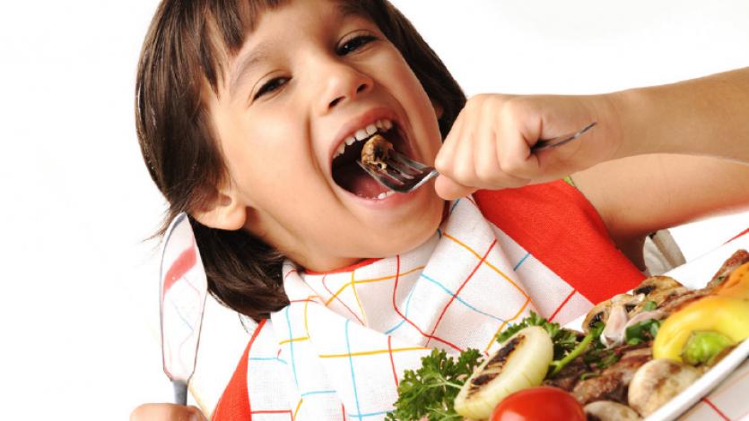 Τι κάνουμε όταν…ένα παιδί συνηθίζει να τρώει ακατάστατα